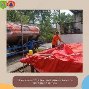 Pendistribusian air bersih oleh BPBD Kab. Trenggalek di Wilayah terdampak kekeringan Ds. Dermosari Kec. Tugu Senin, 27 November 2023.