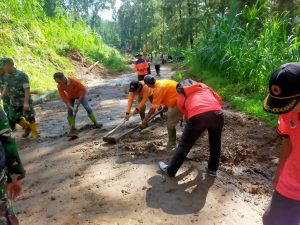Sabtu, 20 April 2024. BPBD Kab. Trenggalek Melakukan Penanganan Longsor di Jalan Raya Trenggalek – Bendungan KM 15 RT. 14 RW. 06 Ds. Surenlor Kec. Bendungan