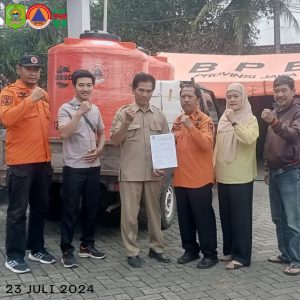 Selasa, 23 Juli 2024 BPBD Kab. Trenggalek menyerahkan bantuan berupa 2 Tandon kepada warga yang terdampak kekeringan di Ds. Ngulanwetan Kec. Pogalan