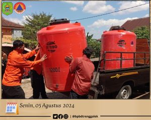 Badan penanggulangan Bencana Daerah Kabupaten Trenggalek, hari ini Senin, 5 Agustus 2024 menyerahkan bantuan berupa tandon air dan jerigen untuk Desa Petung Kec. Dongko dan Desa Karanganyar Kec. Pule