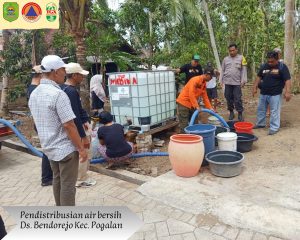 Sabtu, 19 Oktober 2024. BPBD Kabupaten Trenggalek memberikan bantuan air bersih ke Desa Bendorejo dan Desa Wonocoyo bersama Keluarga Alumni Universitas Jember (KAUJE)