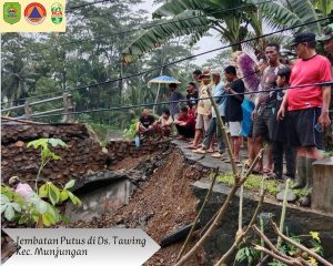 Minggu, 20 Oktober 2024. BPBD Kabupaten Trenggalek Melakukan Penanganan Banjir di RT. 07 RW. 01 Dusun Gunung Kembar Desa Tawing Kec. Munjungan