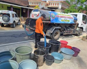 Selasa 01 Oktober 2024 BPBD Kab. Trenggalek mendistribusikan air bersih ke Kec Pogalan, Kec Trenggalek, Kec.Suruh, dan Kec.Tugu