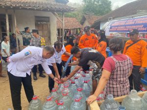 Rabu, 30 Oktober 2024. Kalaksa BPBD Provinsi Jawa Timur Bapak Gatot Subroto SE, M.PSDM memimpin langsung pendistribusian air bersih kepada warga terdampak kekeringan didampingi Kalaksa BPBD Trenggalek Drs. Stefanus Triadi Atmono, M.Si di desa Sumberejo Kecamatan Durenan Kabupaten Trenggalek