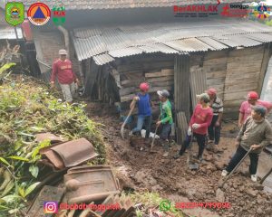 Hujan dengan intensitas sedang – tinggi di wilayah Kecamatan Watulimo hari Sabtu 09 November 2024 sekitar pukul 20.00 hingga Minggu 10 November 2024 pukul 01.00 WIB mengakibatkan tanah longsor