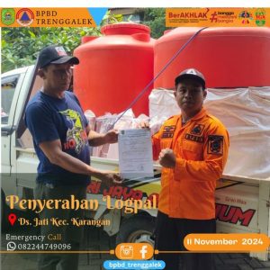 Senin, 11 November 2024 Badan Penanggulangan Bencana Daerah Kabupaten Trenggalek menyalurkan bantuan berupa 2 buah tandon dan 4 buah terpal untuk masyarakat Ds. Jati Kec. Karangan yang terdampak kekeringan