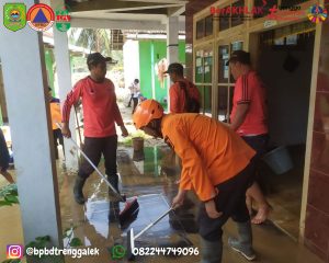 Kamis, 21 November 2024 BPBD Kabupaten Trenggalek melaksanakan kegiatan pembersihan lumpur yang menggenangi wilayah Desa Ngares akibat luapan Sungai Temon