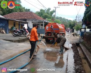 Selasa, 26 November 2024 BPBD Kab. Trenggalek Melakukan penyemprotan pembersihan sisa lumpur akibat dampak banjir luapan