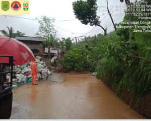 Kamis, 28 November 2024 sekitar Pukul 12.00 WIB terjadi Tanah longsor dengan ketinggian tanah 7 m, lebar 20 yang menutup akses jalan Desa Watuagung