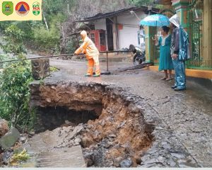 Hari Kamis 28 November 2024 pukul 07.00 WIB Telah terjadi longsor jalan penghubung antar Dusun Ngleben dan Dusun Krajan