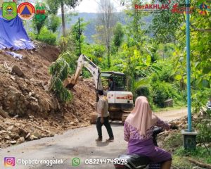 Rabu, 4 Desember 2024. Terjadi longsor susulan di SDN 3 Manggis yang menutup sebagian Jalan