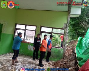 Jum’at, 6 Desember 2024 BPBD Trenggalek bersama Dinas Pendidikan Trenggalek bekerjasama dalam rangka identifikasi lapangan Talud dan tembok sekolah ambrol di SDN 5 Nglebeng Kec. Panggul.