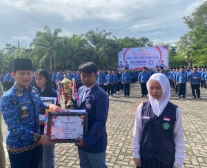 Senin, 2-12-2024. Penyerahan penghargaan bagi pemenang Kompetisi Budaya Sadar Bencana dalam rangka Peringatan Bulan Pengurangan Risiko Bencana (PRB)