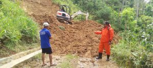 Selasa, 2 Desember 2024. Proses pembersihan material longsor yang menutup total akses jalur penghubung antar Desa Tangkil menuju Desa manggis dan Desa Siki Kecamatan Dongko telah dilakukan